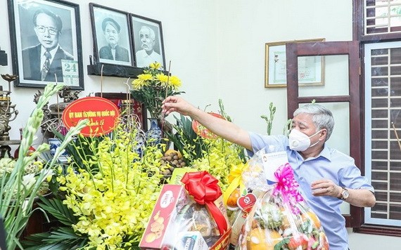 越南祖國陣線中央委員會主席杜文戰上香緬懷原國會主席、原越南祖國陣線中央委員會主席團主席黎光道。（圖源：潘草）
