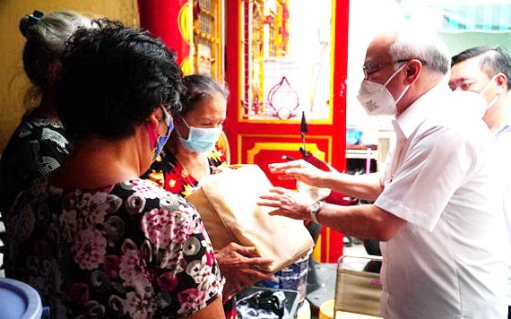 市委常務處委員、市委宣教處主任潘阮如奎探望和贈送禮物給第三郡 第五坊阮氏明開街408/12號民戶。