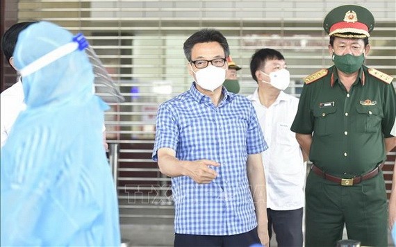 政府副總理武德膽（中）親往堅江省視察當地的防疫工作。（圖源：越通社）