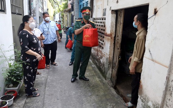 市司令部幹部、戰士將援助品帶給貧困勞動者。