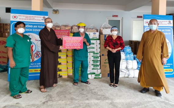 釋通振法師(左二)向第八郡醫院代表轉贈物資。