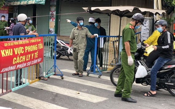 守德市協平政坊的檢查站限制民眾往來。