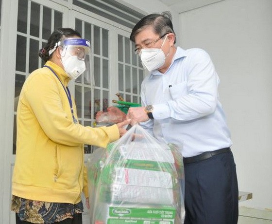 市人委會主席阮成鋒向民眾贈送禮物。