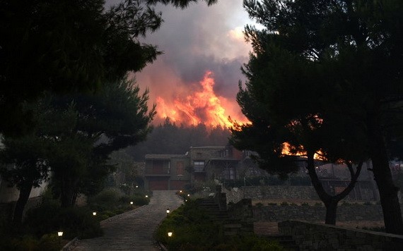 圖為8月7日，火舌濃煙直捲希臘北部半空的情形。（圖源：路透社）