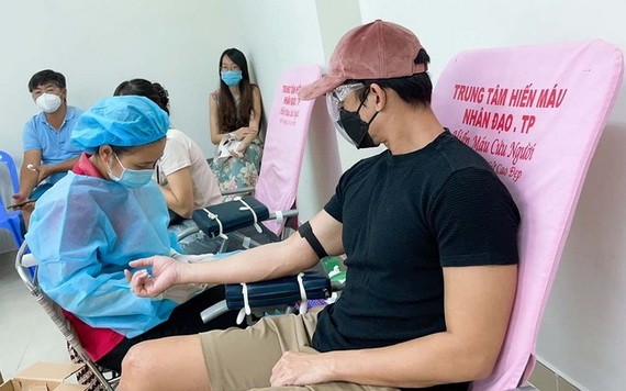 影視男演員梁世成參加捐血獻愛心。