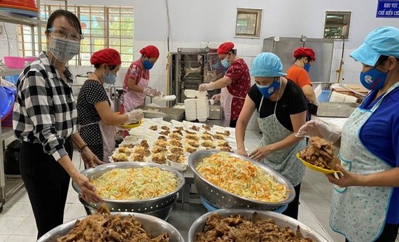 守德市梁世榮小學的“守德愛心廚房”。