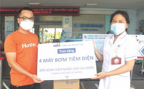 平仙公司代表將醫療設備交給嘉定醫院醫生。