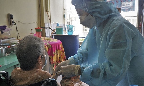 第三郡第五坊武文秦街194號巷行動不便的居民獲得流動疫苗接種 隊的醫護人員上門為其接種新冠疫苗。