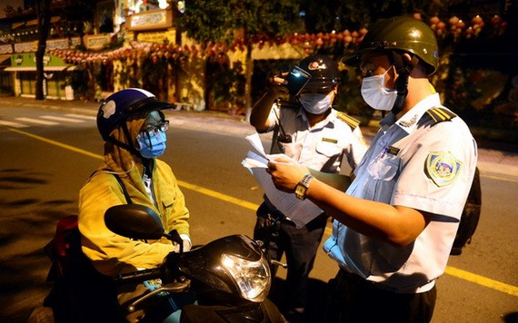 職能力量截停一名騎摩托車的女性進行盤查證件。（圖源：凱旋）