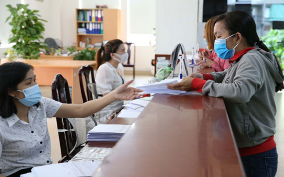 勞工在市社保機關辦理手續。