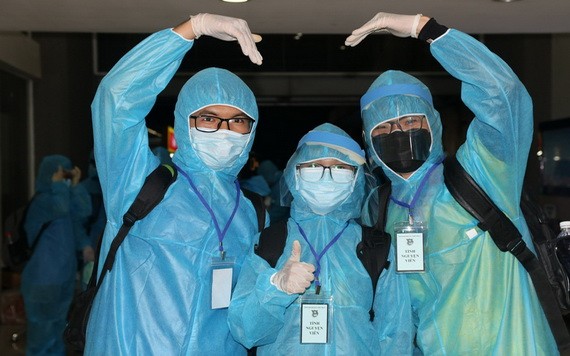 儘管包裹得嚴實，但青年志願者洋溢的年輕氣息讓人難以錯認。