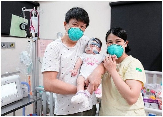 郭玉萱(中)和父母合照。（圖源：互聯網）