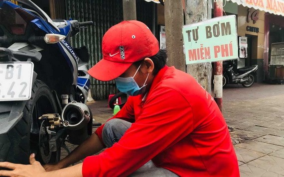 阿清隨時協助不會操作打氣管的人。