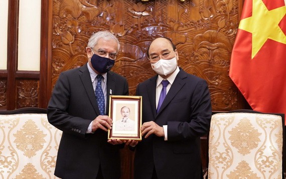 國家主席阮春福向聯合國常駐越南協調員卡瑪勒‧馬特拉贈送紀念品。（圖源：VGP）