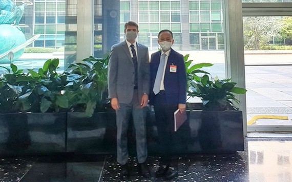 韓國外交部核不擴散外交企劃官樸一（右）和美國國務院確認、承諾及履行局代理副局長助理埃裏克·德沙特爾斯合照。（圖源：韓聯社）