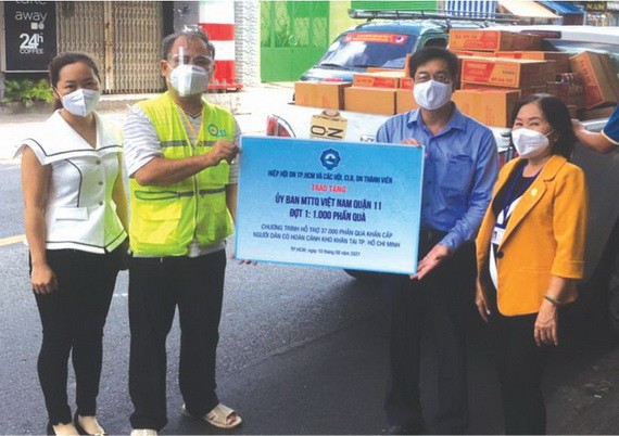 第十一郡商會代表收取市商會的援助品。