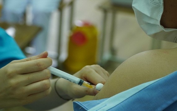 衛生部准予本市使用 Vero Cell 新冠疫苗。圖為一名市民接受新冠疫苗注射。（示意圖源：真福）