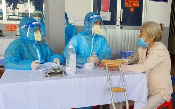 第五郡民眾接種新冠疫苗。