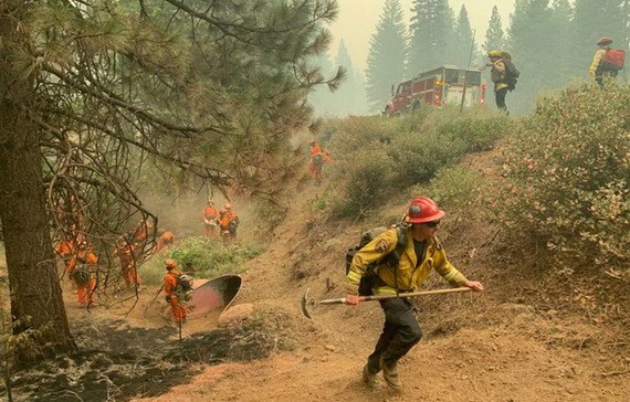 地球高燒不斷，造成北半球更熱，南極海冰卻異常的增加，也讓各地野火不斷。圖為加州打火弟兄忙著撲滅野火。（圖源：AP）