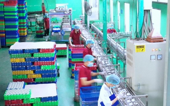 目前多家企業難以持續支撐“三就地“模式”所致的重擔。（圖源：VOV）