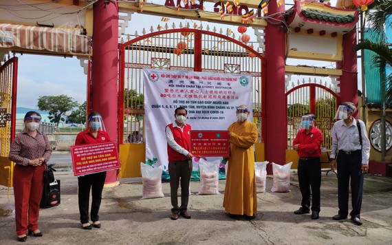 釋慧功法師向市紅十字會主席陳長山轉贈80噸大米。