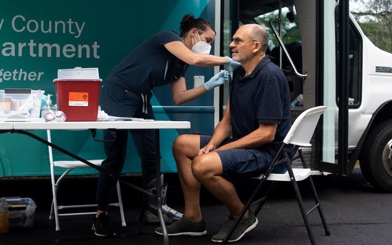 美FDA預計授權讓免疫力低民眾接種第三劑疫苗。（圖源：路透社）