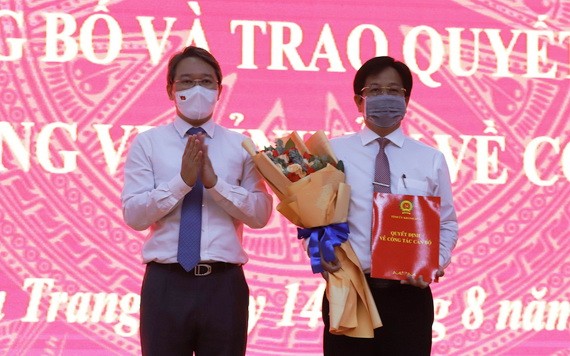 慶和省省委書記阮海寧（左）向胡文喜同志頒授委任《決定》。（圖源：H.L）