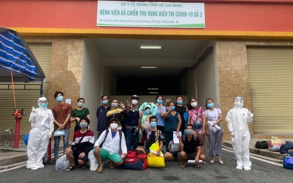 市３號野戰醫院新冠患者康復出院前合照。（圖源：安平）