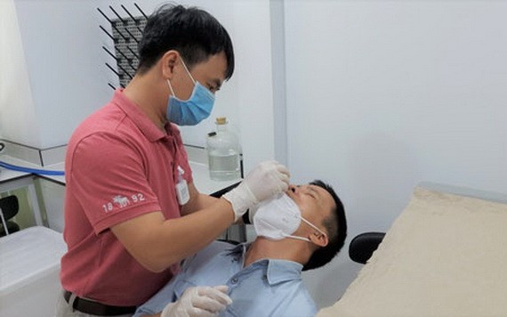 民眾在家做快速抗原檢測。