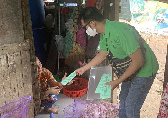 梅隆定律師向本市受新冠肺炎疫情影響窮人發放領取禮物卷。