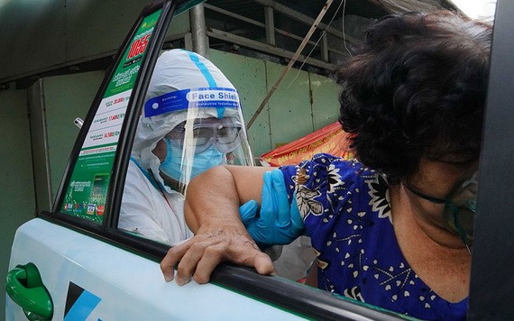 經過１１５總台的調派，應援出租車隊來接新冠肺炎確診者到醫院。