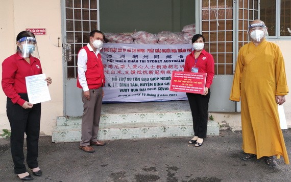 釋慧功法師將20噸大米轉贈給守德市紅十字會。