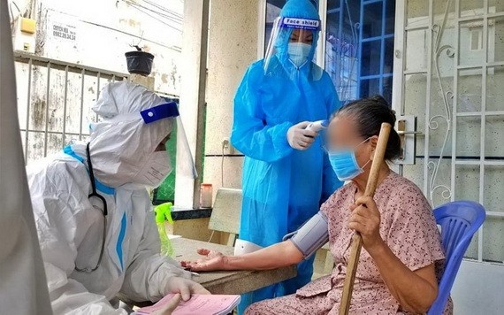 醫護人員為居家治療的新冠肺炎患者查體。（示意圖源：互聯網）