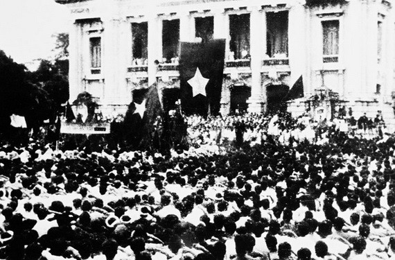 1945年8月19日，河內首都金星紅旗遮天蔽日，數十萬人民前往河內大劇院廣場，參加前所未有的集會。（圖自越通社）