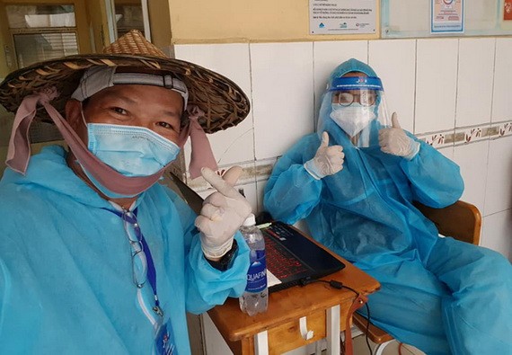 丁克雄與女兒丁周玉明參加協助醫護人員的志願工作。