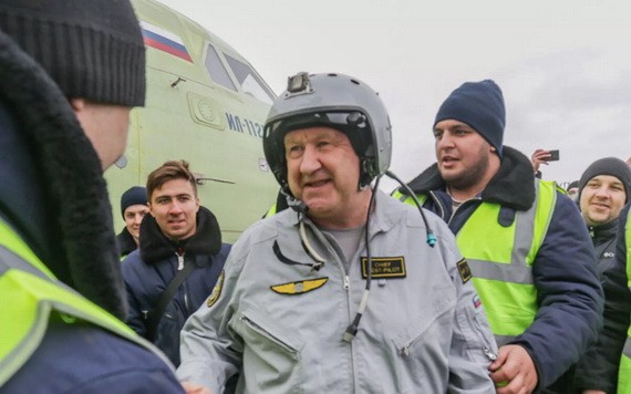 庫伊莫夫（中）是俄羅斯聯合飛機製造集團伊柳辛設計局首席飛行員。（圖源：）