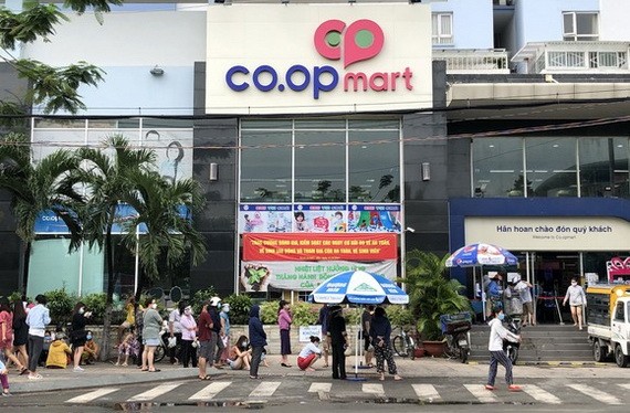 居民在平盛郡周文安街的Co.opmart超市排隊購買食品。