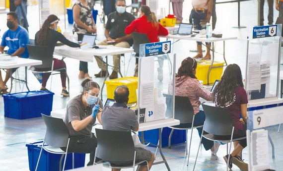 圖為人們在加拿大安大略省布蘭普頓接種新冠疫苗。（圖源：新華社）