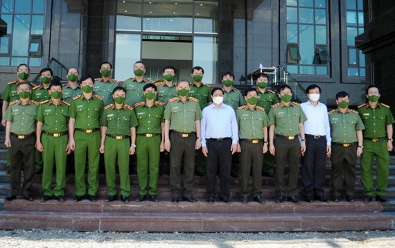 政府總理范明政同與會代表合影留念。（圖源：春長）