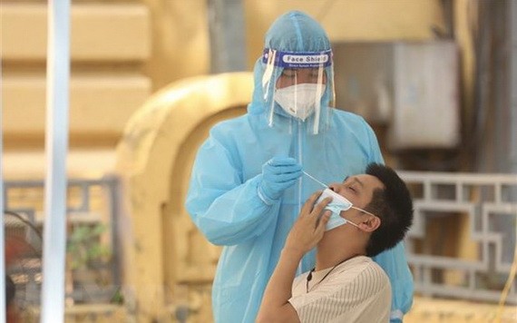 一名市民接受採樣檢測。（圖源：越通社）