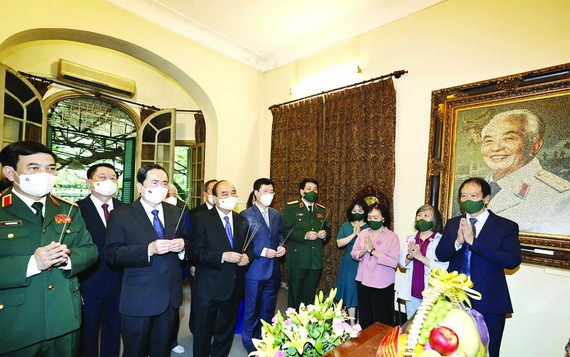 上香緬懷武元甲大將誕辰 110 週年