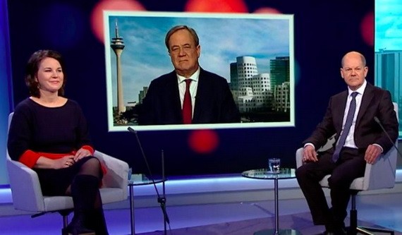 三位德國聯邦總理的候選人：綠黨的貝爾伯克（左）、聯盟黨的拉舍特，與社民黨的朔爾茨（右）。 （圖源：視頻截圖）