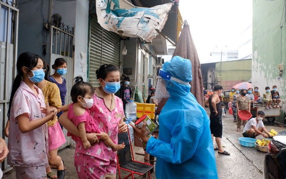 援助小組送食品給住在新富郡租房區的遇困勞工。