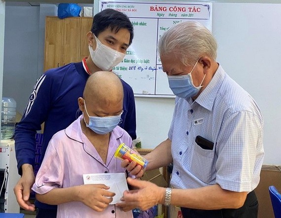 輔助會代表探望、鼓勵和給癌症病童贈送醫療費用。