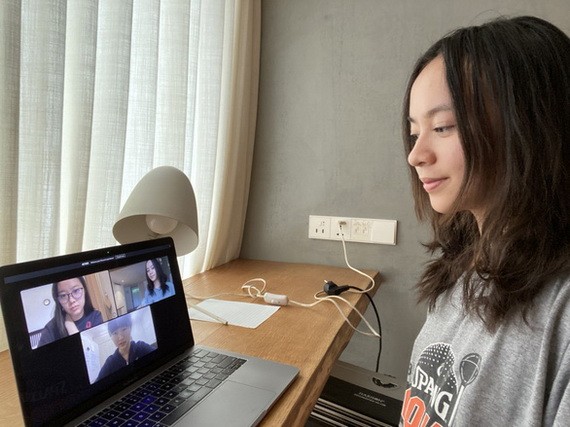 “Blue Blue”俱樂部主任武香萍與外國搭擋開會討論工作。