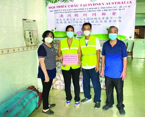 培德精舍副會長曾碧湄和總務張國樑代表向第十一郡第十三坊移交濟貧大米。