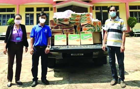 理事長凌欽廷(右)把濟品移交給各單位負責人。