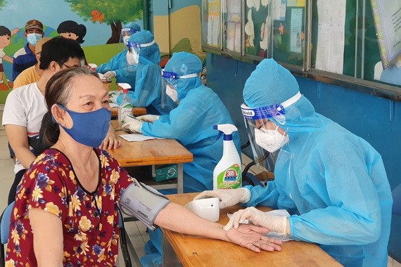 前線抗疫三兄弟妹 ảnh 1