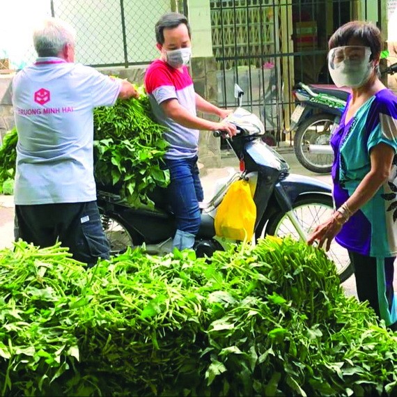 應氏蓮商販與家人協助第六郡運送食品給貧困戶。