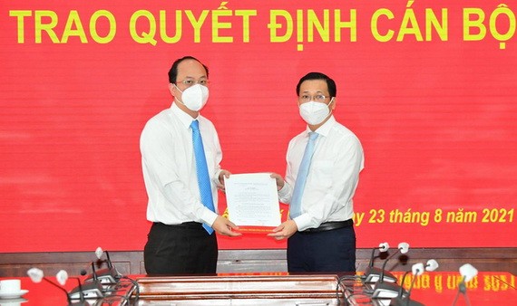 阮黃英同志（右）從市委副書記阮胡海手中接過人事委任《決定》。（圖源：越勇）
